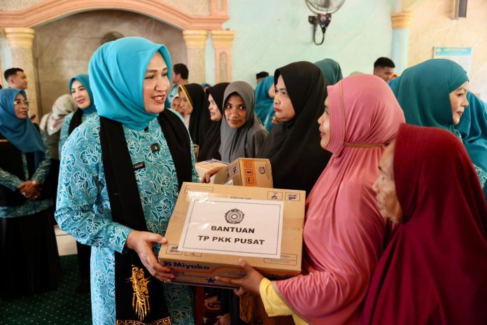 Kak Na Dampingi Ketum TP PKK Pusat Salurkan Bantuan ke Gampong Pante Baroe Kumbang