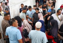 Seribuan Warga Padati Meuligoe Terima THR dari Mualem