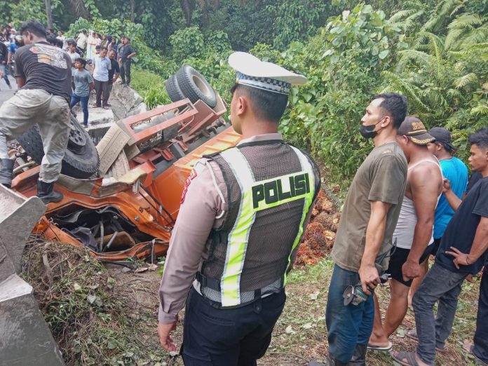 Rem Blong, Truk Fuso Bermuatan Sawit Terbalik di Subulussalam