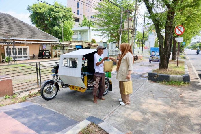 Jelang Idulfitri, Kak Na Keliling Kota Bagikan Daging Meugang ke Warga Kurang Mampu