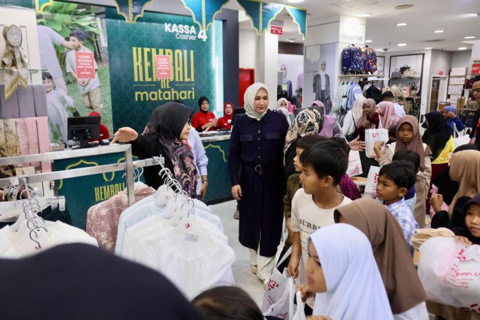 Momen Haru di Plaza Aceh, Marlina Muzakir Ajak Anak Yatim Belanja Baju Lebaran