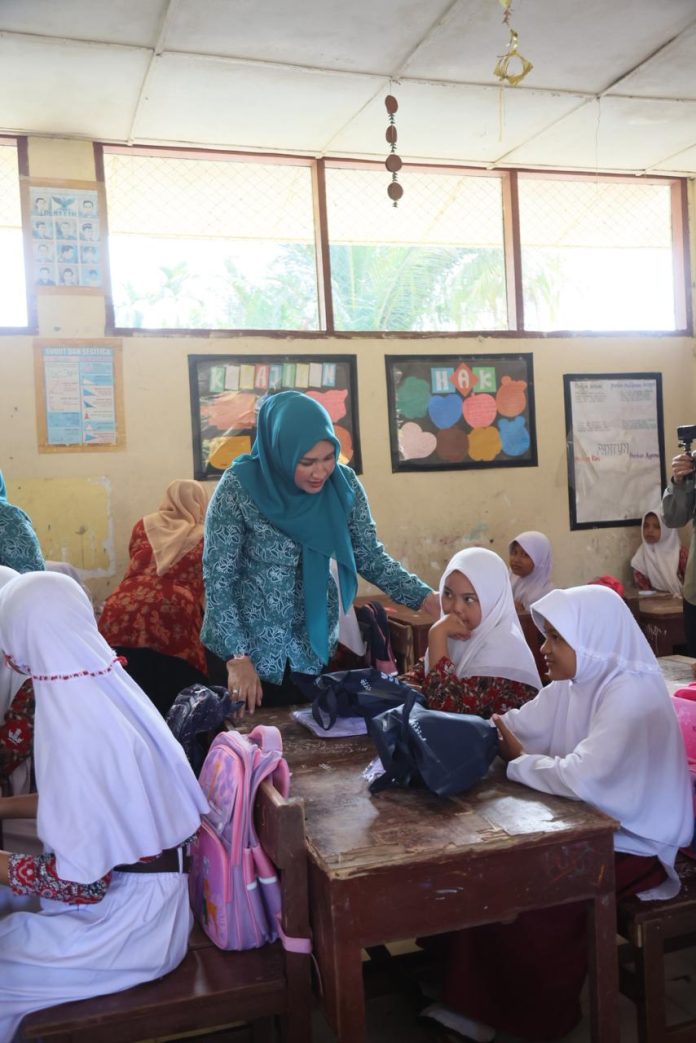 Bunda Guru Aceh Semangati Siswa SD Tanah Rata Korban Banjir, Bagikan Seragam dan Makanan Bergizi