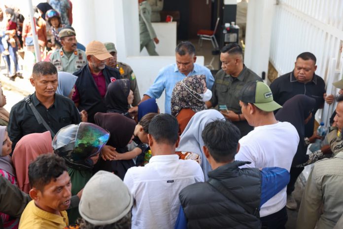 Mualem Bagikan Uang Meugang dari Dana Pribadi, Seribuan Warga Padati Meuligoe Gubernur Aceh