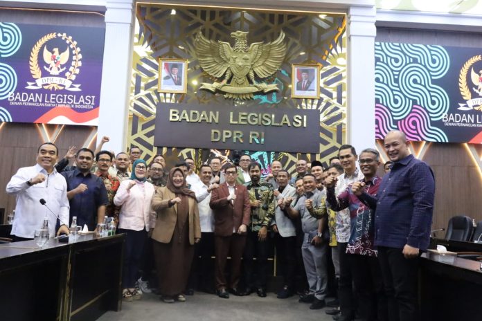 Mualem Saksikan Langsung RDP DPR RI Bahas Revisi UUPA