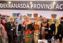 Kunjungi Stand Dekranasda Aceh, Ketua Harian Dekranas Gaungkan Semangat “Aceh Bangkit” Kunjungi Stand Dekranasda Aceh, Ketua Harian Dekranas Gaungkan Semangat Aceh Bangkit