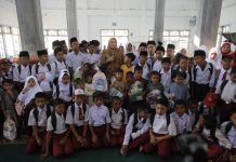 Sekolah Darurat di Linge Masih Bertahan di Masjid, Kak Na Datang Bawa Seragam untuk Siswa Sekolah Darurat di Linge Masih Bertahan di Masjid, Kak Na Datang Bawa Seragam untuk Siswa