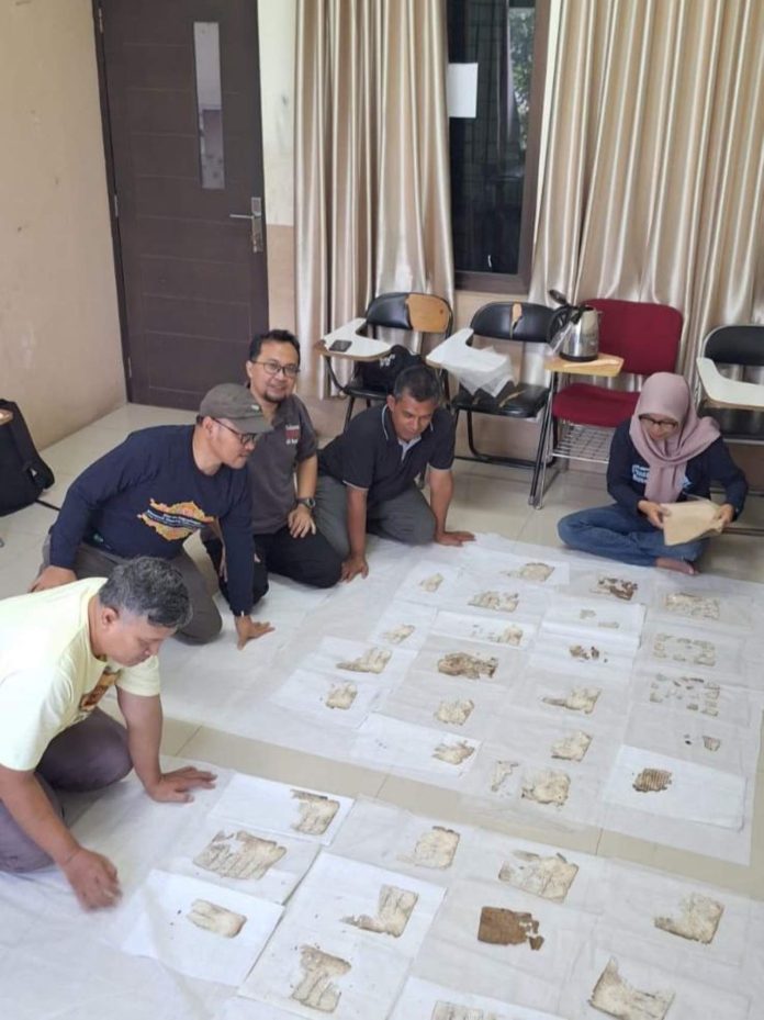 520 Manuskrip Aceh Terdampak Banjir, BRIN dan UIN Ar-Raniry Kembangkan Cara Penyelamatannya