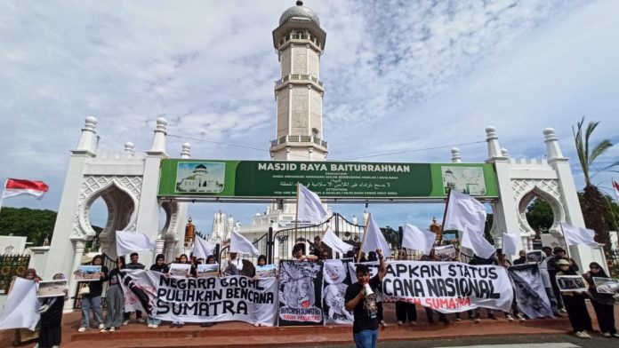Bendera Putih di Depan Masjid Raya Baiturrahman, Tanda Kekecewaan atas Pemulihan Bencana