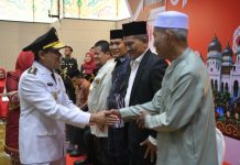 Keluarga Pahlawan Terima Penghargaan dari Pemerintah Aceh di HUT ke-81 RI Keluarga Pahlawan Terima Penghargaan dari Pemerintah Aceh di HUT ke-81 RI