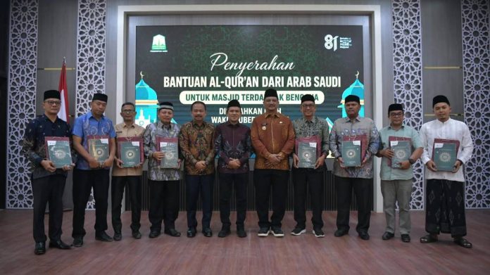 Wagub Aceh Salurkan 50.000 Al-Qur’an Bantuan Arab Saudi untuk Masjid hingga Dayah
