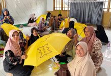 Ibu-Ibu Cot Lamee Belajar Hias Payung Pengantin, Didampingi KKN USK Ibu-Ibu Cot Lamee Belajar Hias Payung Pengantin, Didampingi KKN USK