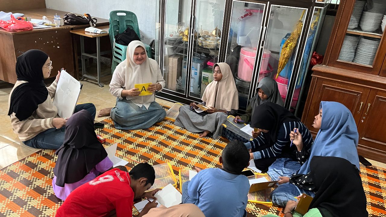 Mahasiswa KKN USK Ajarkan Literasi Bahasa Indonesia ke Anak Gampong Cot Lamee Mahasiswa KKN USK Ajarkan Literasi Bahasa Indonesia ke Anak Gampong Cot Lamee
