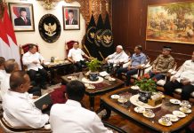 Dek Fadh, Abu Paya Pasi, dan Ketua DPR Aceh Temui Menko Polkam Dudung Abdurachman Dek Fadh, Abu Paya Pasi, dan Ketua DPR Aceh Temui Menko Polkam Dudung Abdurachman