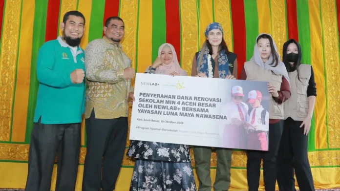 Luna Maya Datang ke Aceh Besar, Bantu Renovasi 4 Ruang Kelas Madrasah