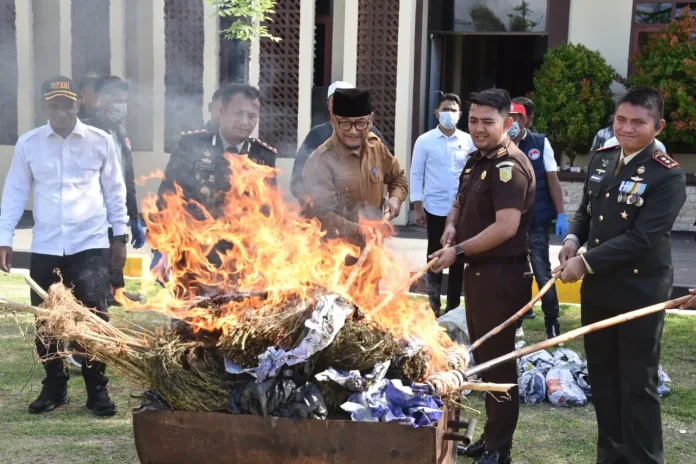 Polres Bireuen Musnahkan 10,5 Kg Sabu-Sabu dan 19,3 Kg Ganja